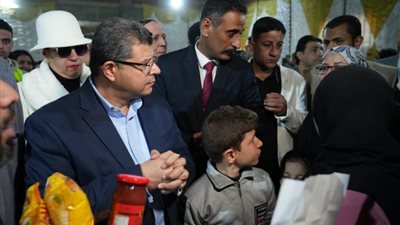 إقبال كبير من المواطنين على معرض أهلا رمضان بمدينة بدر .. صور