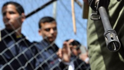 الاحتلال يزيد جرائمه ضد المعتقلين الفلسطينيين، ومطالب بالكشف عن مصير المختطفين