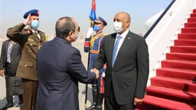 الرئيس السيسي يستقبل رئيس مجلس السيادة السوداني في مطار القاهرة