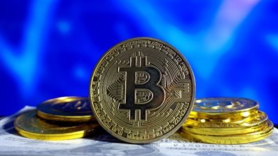 أسعار البيتكوين تواصل الارتفاع والعملة المشفرة تتخطى حاجز 63 ألف دولار