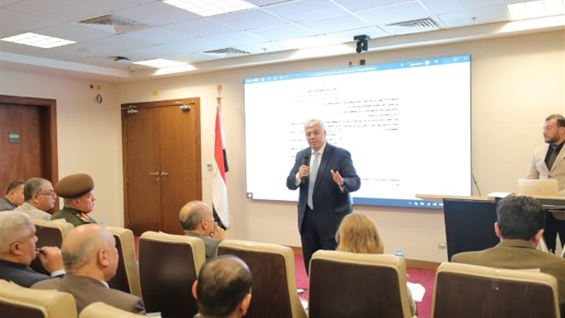 الدكتور ايمن عاشور