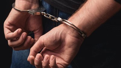 ضبط مسجل خطر لتجارته في المخدرات والأسلحة غير المرخصة بأسوان
