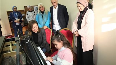 وزيرة الثقافة تحضر أول دروس العزف على البيانو لطفلة قادرون باختلاف