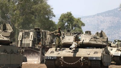 الاحتلال يواصل جرائمه بحق الفلسطينيين.. دباباته تدهسهم أحياء واستشهاد العشرات لسوء التغذية