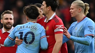 كيف يمكنني مشاهدة مباراة مانشستر سيتي ومانشستر يونايتد في الدوري الإنجليزي