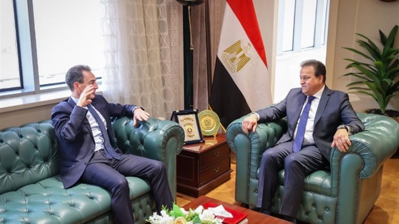 الدكتور خالدعبدالغفار والسفير الفرنسي