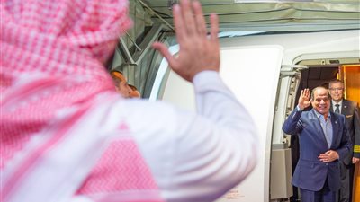 الأمير محمد بن سلمان يودع الرئيس السيسي بعد لقاء استغرق ساعات في السعودية