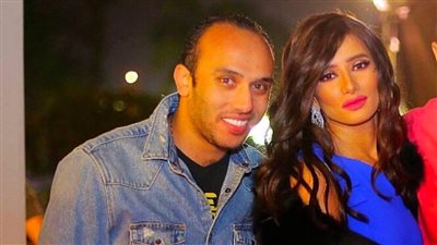 وصول جثمان شقيق الفنانة زينة لمسجد حسن الشربتلي بالقاهرة الجديدة