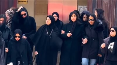 انهيار زينة أثناء تشييع جثمان شقيقها من مسجد حسن الشربتلي بالتجمع