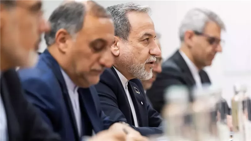 عراقجي يتوسط وفد إيران المفاوض  