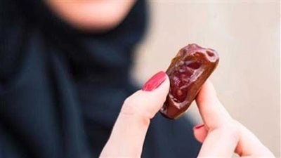 دار الإفتاء توضح حكم صوم المرأة عند نزول دم الحيض قبل المغرب