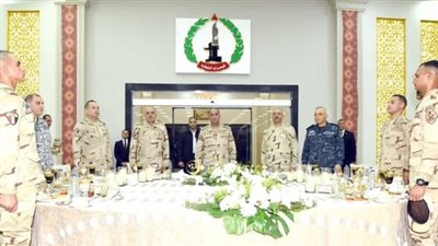 وزير الدفاع يشارك عددا من مقاتلى القوات المسلحة تناول وجبة الإفطار 