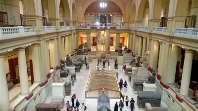 إقبال عالمي كثيف على المتحف المصري بالقاهرة.. سحر الحضارة القديمة يجذب زوار العالم
