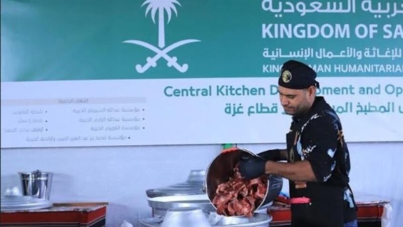 مركز الملك سلمان يطلق مطبخًا مركزيًا في غزة 