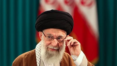 من يخلف المرشد الإيراني على خامنئي حال تأكد مقتله؟