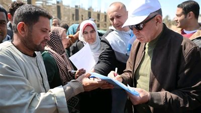محافظ المنيا يتفقد الحالة العامة ومستوى الخدمات بقرية «الجزائر» بسمالوط