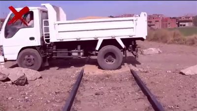 النقل تناشد المواطنين بعدم إقامة معابر غير شرعية على قضبان السكك الحديدية
