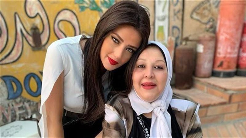 رضوى الشربيني ووالدتها