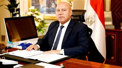 النقل تحذر: لا معابر غير شرعية على قضبان السكك الحديدية حفاظًا على الأرواح