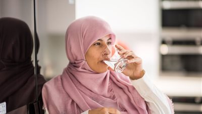 قومي المرأة يقدم روشتة رمضانية بأهمية شرب المياه والسوائل في رمضان
