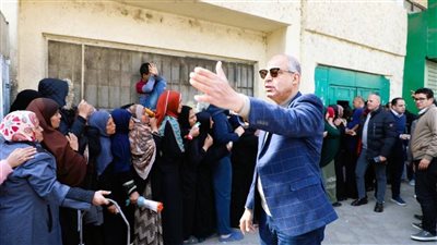 محافظ المنيا يتابع صرف منحة التموين ويتدخل لتخفيف التزاحم وتحسين خدمة المواطنين