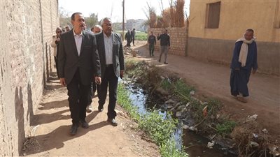 محافظ سوهاج يزور قرية فزارة ويتفقد المصرف المجاور لطريق المدرسة