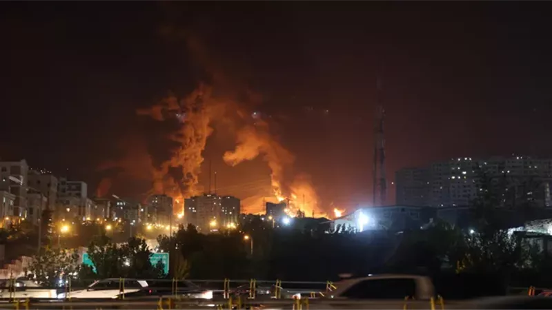 تصاعد أعمدة الدخان جراء قصف صاروخي إيراني على إسرائيل