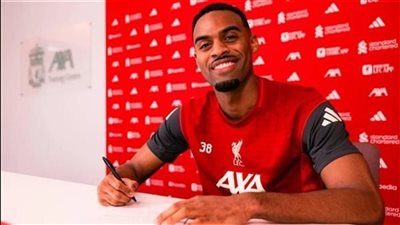 ليفربول الإنجليزي يعلن تجديد عقد نجم الفريق لمدة ثلاث سنوات