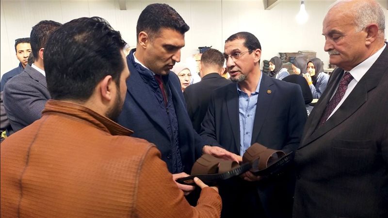  وزير الصناعة