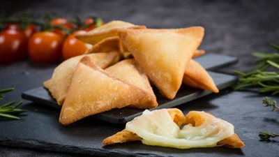 سمبوسة الجبن والذرة.. وجبة خفيفة مقرمشة ولذيذة على سفرة رمضان