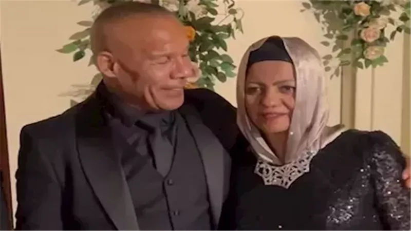 الشحات مبروك وزوجته