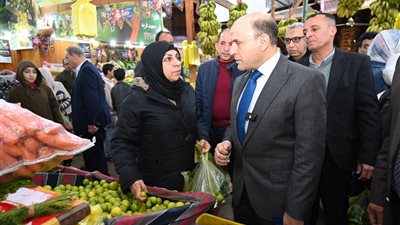 محافظ الغربية يقود جولة مفاجئة بأسواق طنطا لمتابعة الأسعار وتوافر السلع للمواطنين