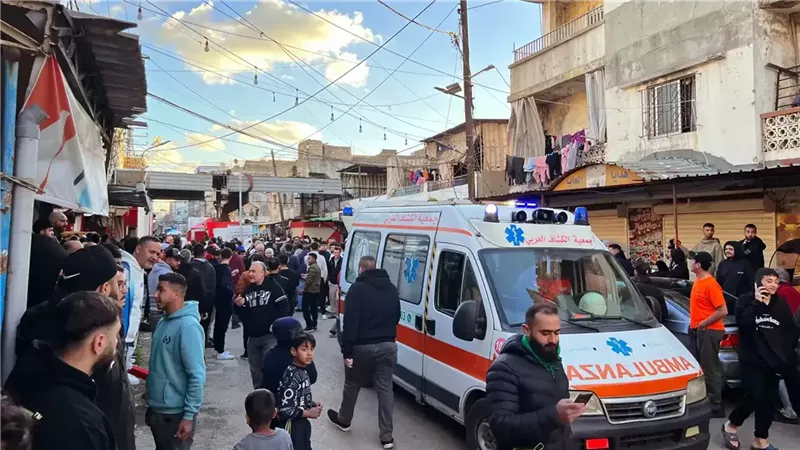 سيارة اسعاف تنقل جرحى ومصابين جراء هجمات إسرائيلية في لبنان
