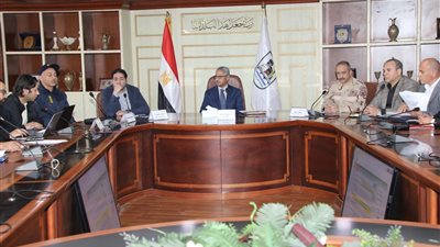 محافظ بني سويف يناقش مستجدات الموقف التنفيذي لمشروعات المبادرة الرئاسية 