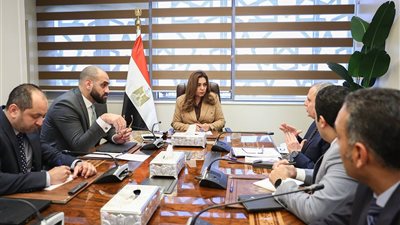 وزيرة التنمية المحلية والبيئة تتابع رقمنة تراخيص المحال العامة وتبسيط إجراءات الخدمات 