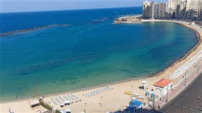 سيولة مرورية بكورنيش الإسكندرية والبحر يظهر صافياً مع أجواء هادئة