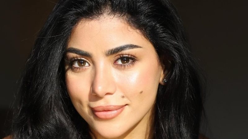 الفنانة كارولين عزمي