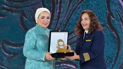 السيدة انتصار السيسي تٌكرم أول قائدة طائرة مصرية وإفريقية وعربية