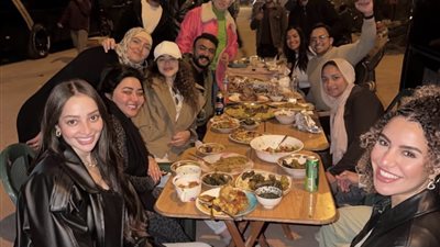  يارا السكري تشارك صور إفطار رمضاني مع أحمد العوضي وأبطال «علي كلاي»