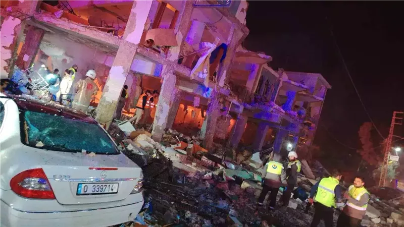 غارة إسرائيلية استهدفت مركزًا طبيًا في جنوب لبنان.