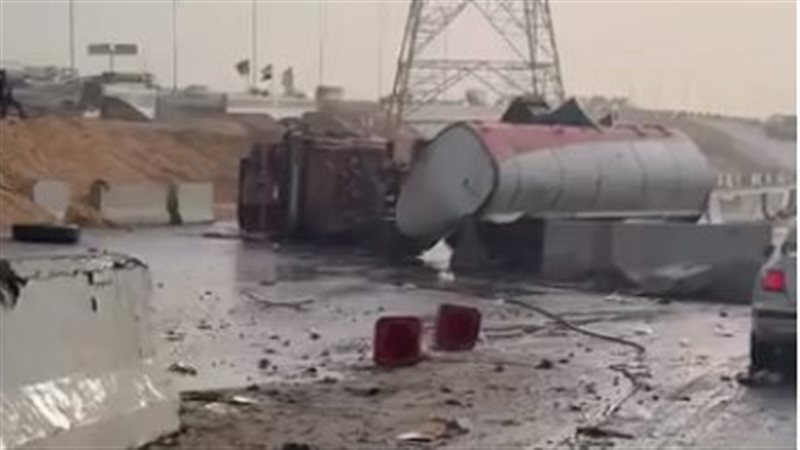 انقلاب سيارة نقل محملة بالسولار