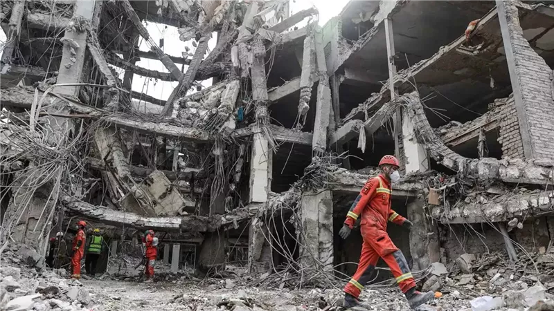 فرق الإنقاذ تعمل في موقع غارة جوية في طهران، إيران  