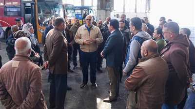 محافظ الإسكندرية يتفقد جراج هيئة النقل العام بمحرم بك لرفع كفاءة الأتوبيسات 