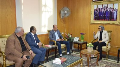 محافظ الوادي الجديد تبحث تعظيم الاستفادة من المخلفات الزراعية