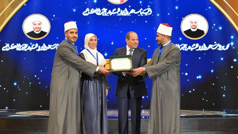 صورة الرئيس مع المكرمين