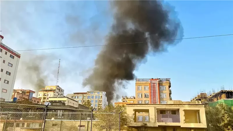الدخان يتصاعد من موقع غارة جوية باكستانية في كابول