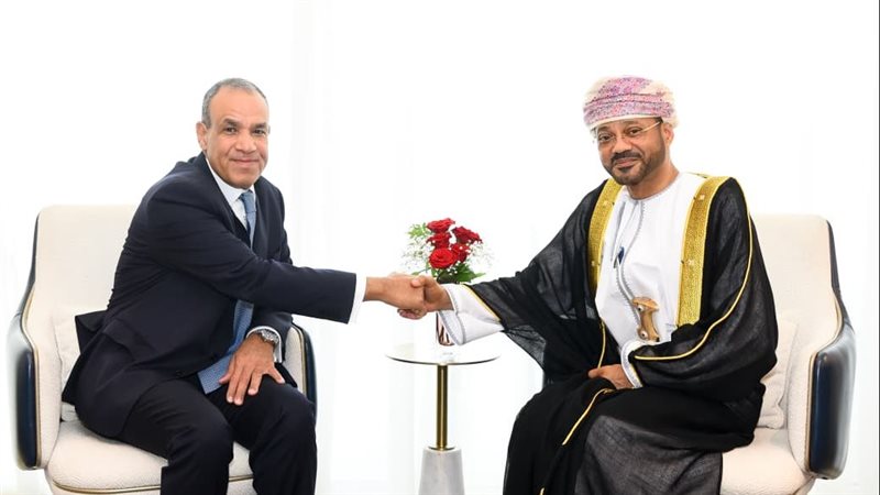 وزير الخارجية يتناول مع نظيره العُماني