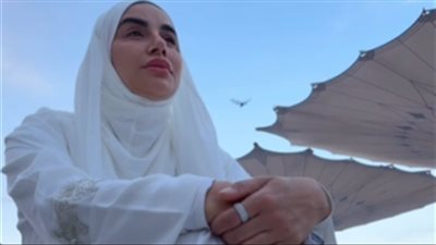 الفنانة جوري بكر تؤدي مناسك العمرة وتدعو بالرزق والمحبة