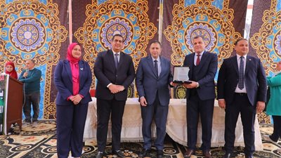 محافظ دمياط يكرم حافظات القرآن الكريم بمسابقة عباقرة المدارس بمدينة السرو