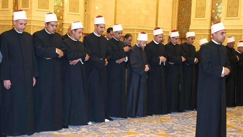 وزير الأوقاف خلال الصلاة مع الأئمة 